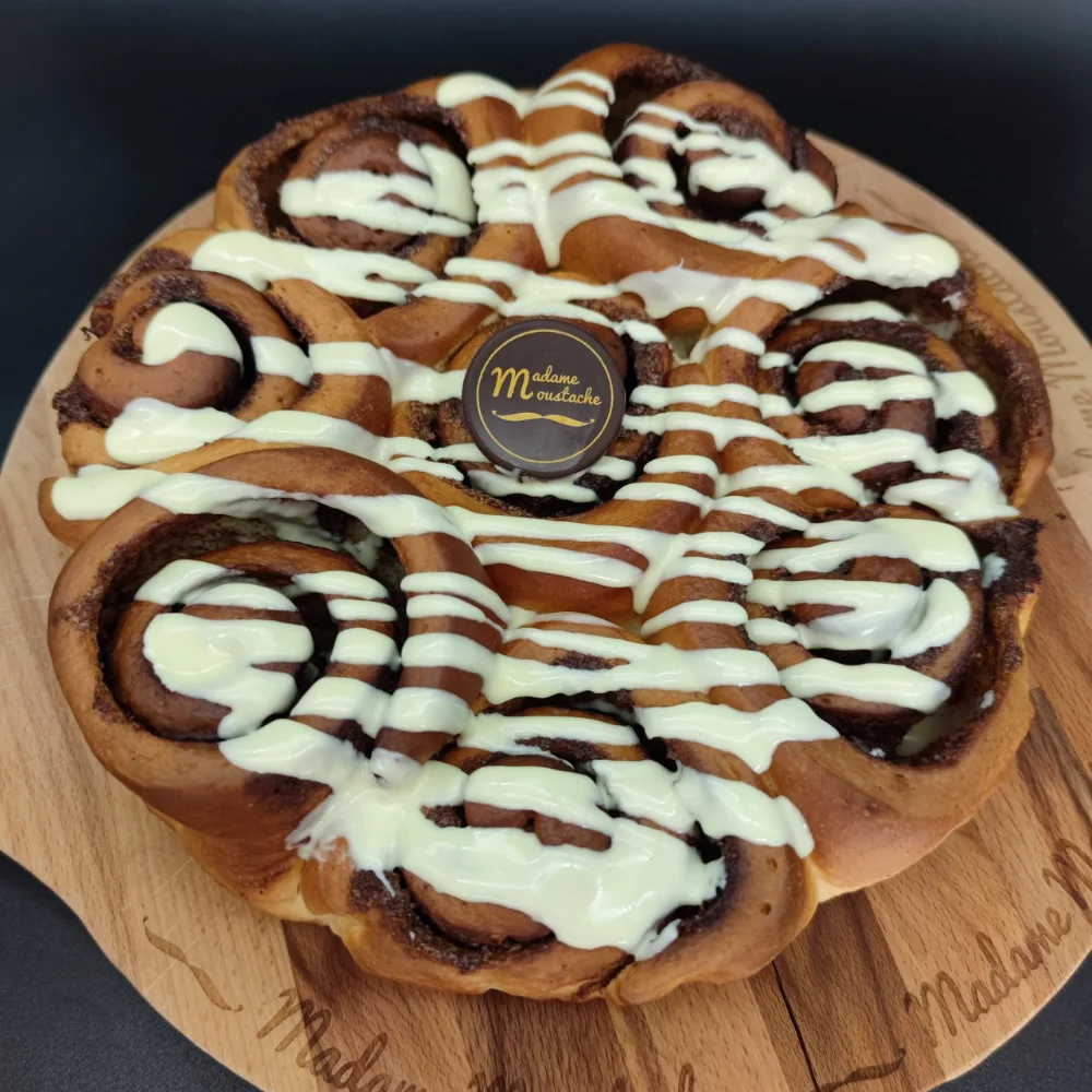 Cinnamon Roll, gâteau entier fait maison par Madame Moustache