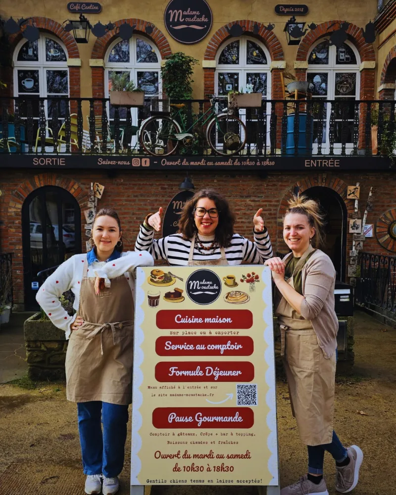L'équipe des Moustachettes du café cantine Madame Moustache