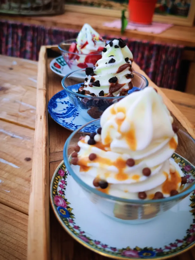 Les glaces et le bar à toppings de Madame Moustache
