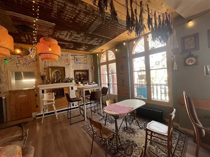 La devanture du café cantine Madame Moustache à La Ferté-Bernard