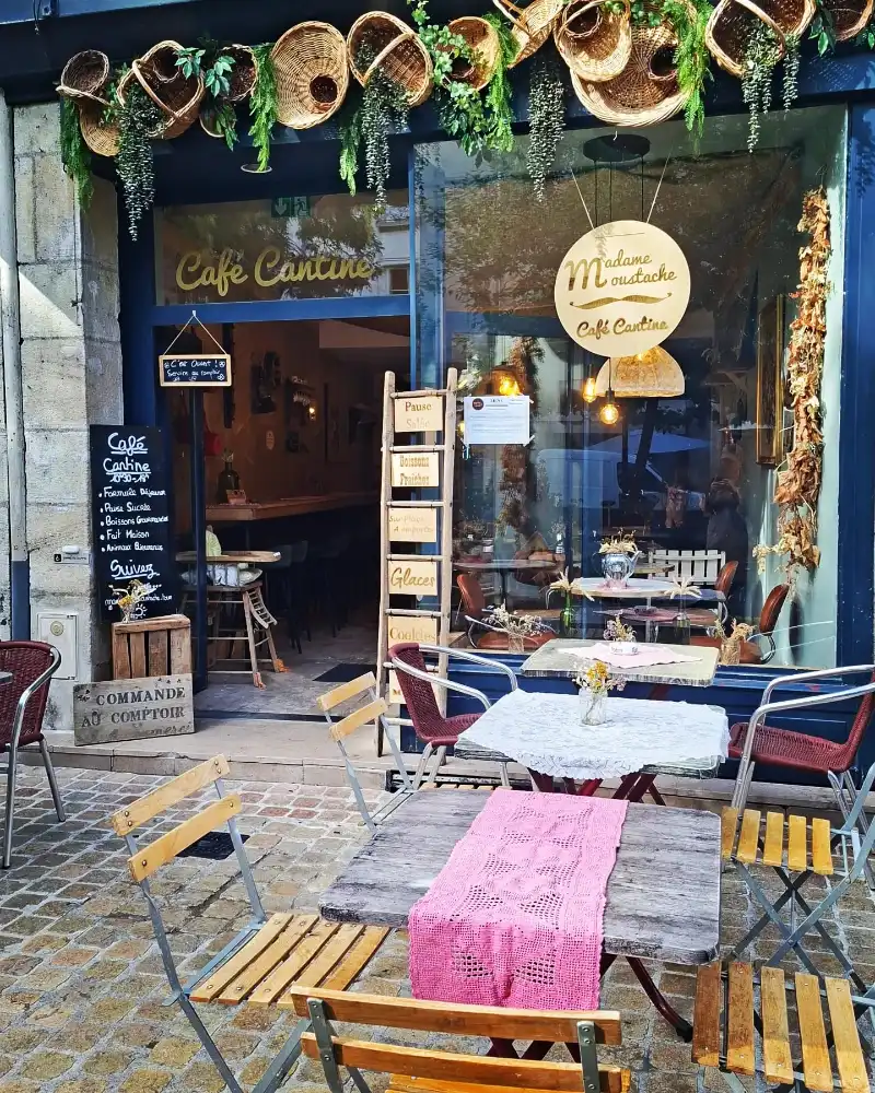 La salle du café cantine Madame Moustache à Tours
