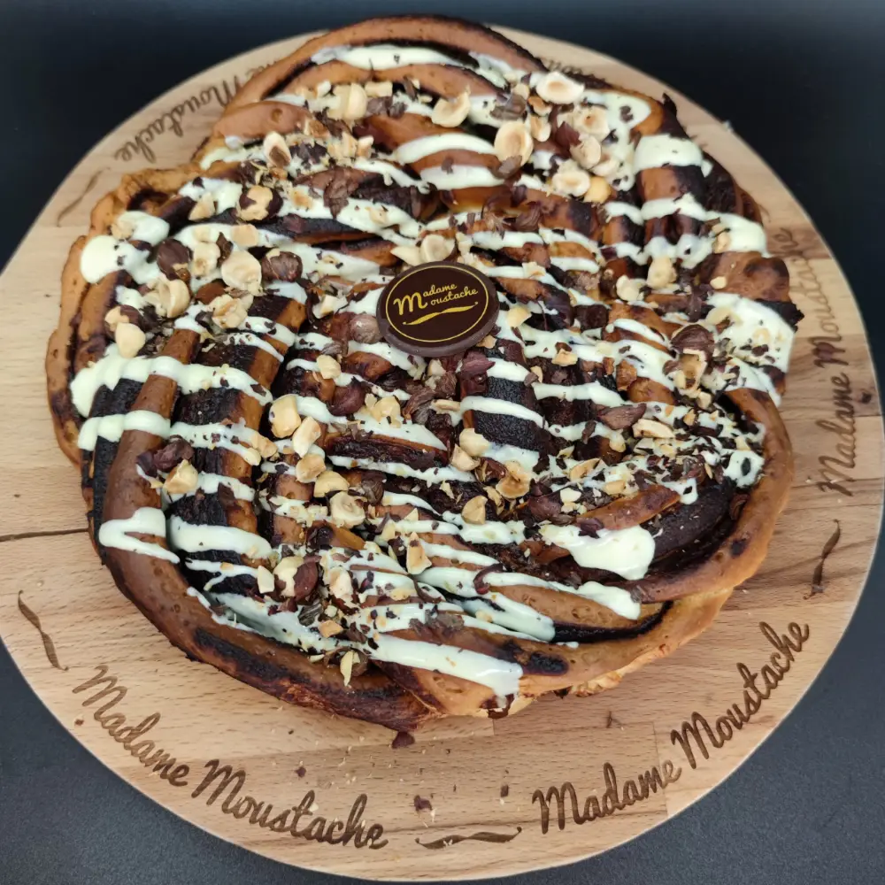 Un gâteau entier pour les grandes occasions, Madame Moustache